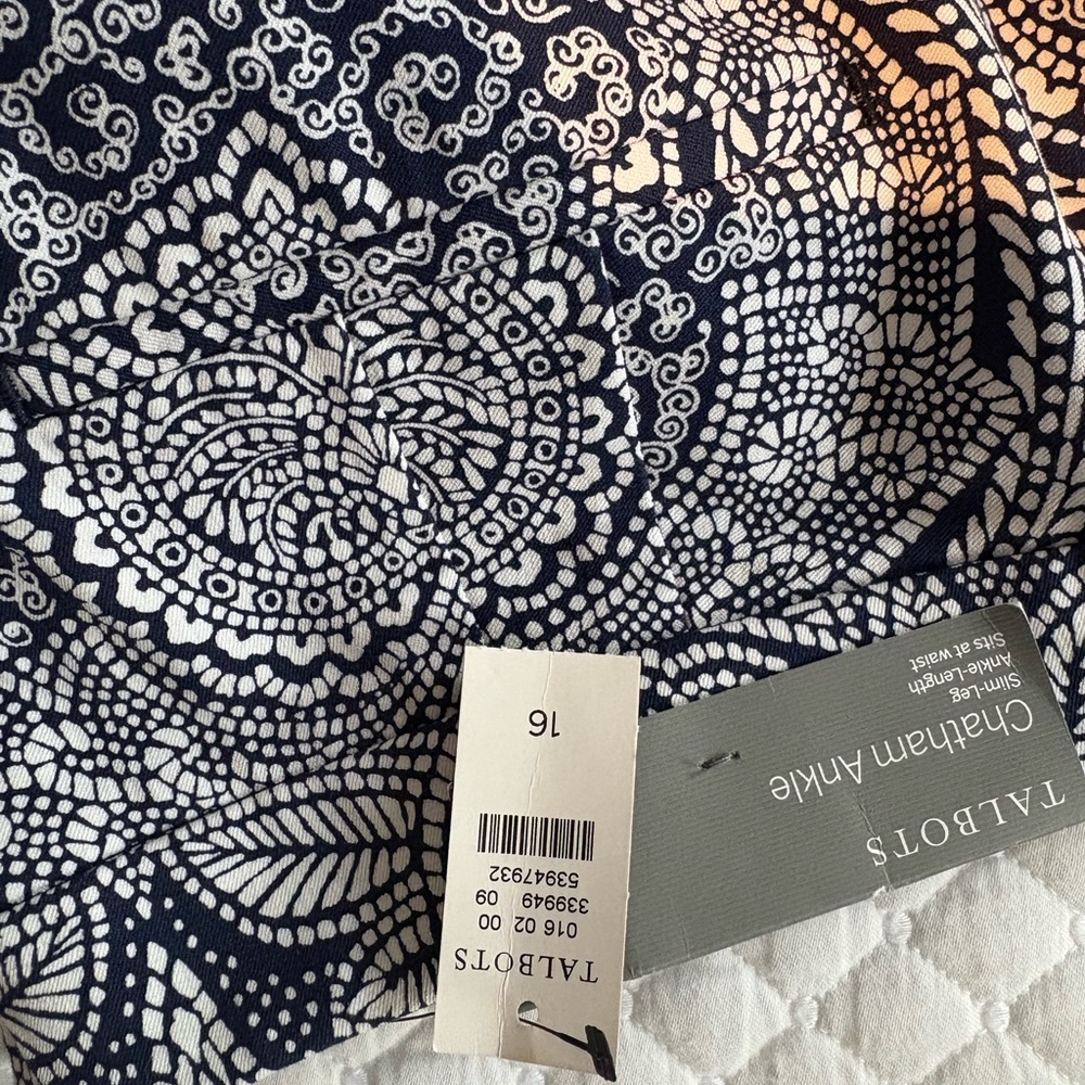 Talbots Navy and White Chatham Ankle Printed pants.